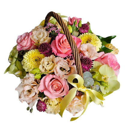 Blumenkorb Romance mit Rosen, Lisianthus, Germini, Orchideen und Eukalyptus