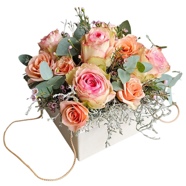 Blumenbox mit apricotfarbenen und rosigen Rosen Eukalyptus und feinen Blueten stilvoll arrangiert aus Zürich