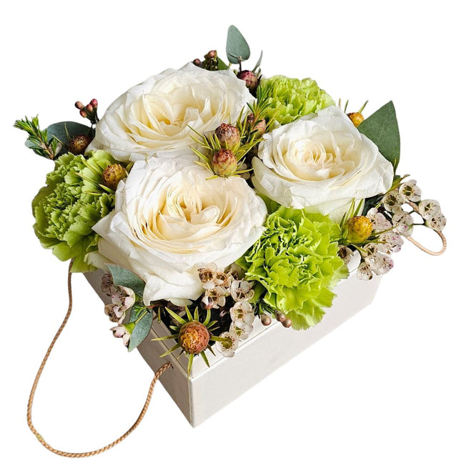 Blumenbox in Weiss Grün mit edlen Rosen stilvoll arrangiert aus Zürich
