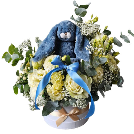 Liebevolle Blumenbox mit weissen Blumen und blauem Kuschelhasen als Baby Geschenk zur Geburt Zürich
