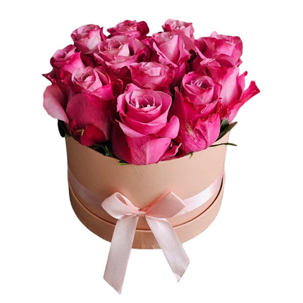 Elegante Rosenbox mit pinken Rosen in runder Geschenkbox mit Schleife, luxuriöses Blumengeschenk Zürich