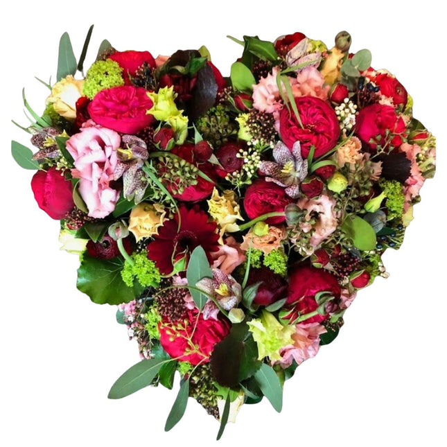 Farbenfrohes Blumenherz aus frischen saisonalen Blumen liebevoll gebunden in Zürich