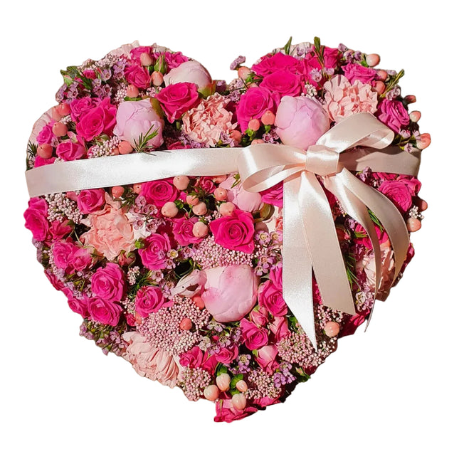 Rosa pinkes Blumenherz mit Schleife frisch gebunden aus saisonalen Blumen