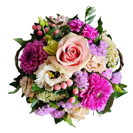 Zarter Blumenkorb Romance in Rosa mit saisonalen Blumen aus Zürich online bestellen