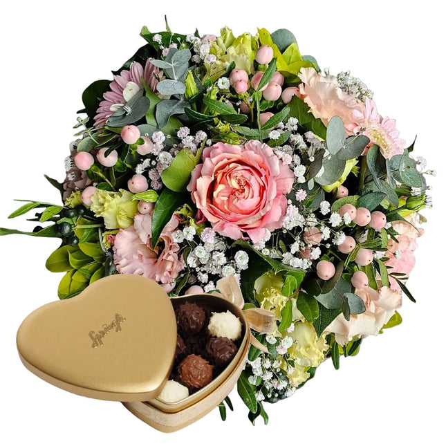 Zarter rosa Blumenkorb mit Rose Schleierkraut und frischem Grün in Zürich verschicken mit Sprüngli Schokolade
