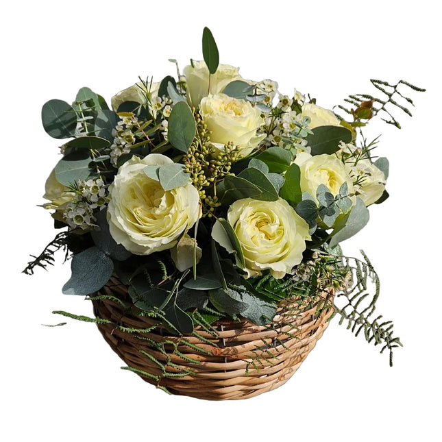 Blumenkorb mit crèmefarbenen Rosen und Eukalyptus frisch aus Zürich online bestellen