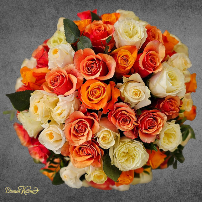 Grosser bunter Rosenkorb mit frischen Rosen in verschiedenen Farben liebevoll zum Valentinstag Zürich