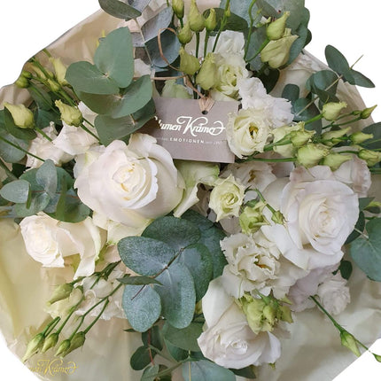 White Dream Blumenstrauss mit Rosen Lisianthus und Eukalyptus