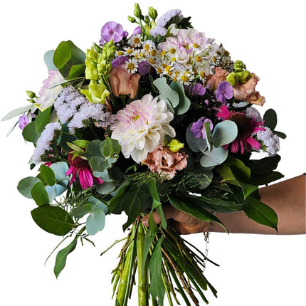 Wiesenliebe Blumenstrauss mit farbenfrohen saisonalen Sommerblumen
