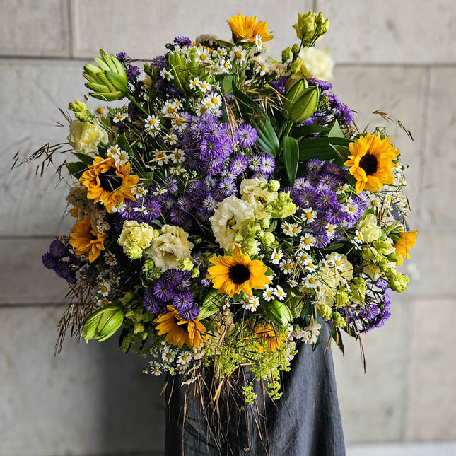 Sommerlicher Blumenstrauss mit Sonnenblumen Kamille und violetten Blüten liefern in Zürich
