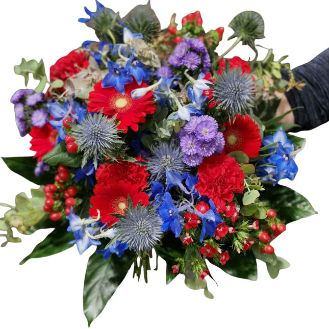 Blütenwunder Blumenstrauss mit saisonalen Blumen in Rot, Blau und Violett handgebunden – Blumenstrauss Zürich Geschenk online bestellen