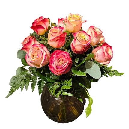 Klassischer Rosenstrauss mit Rosen und frischem Grün