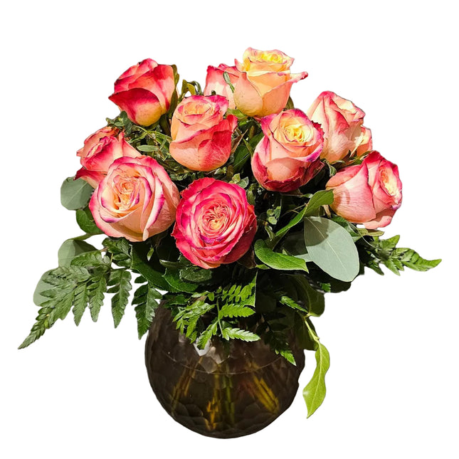 Klassischer Rosenstrauss mit Rosen und frischem Grün