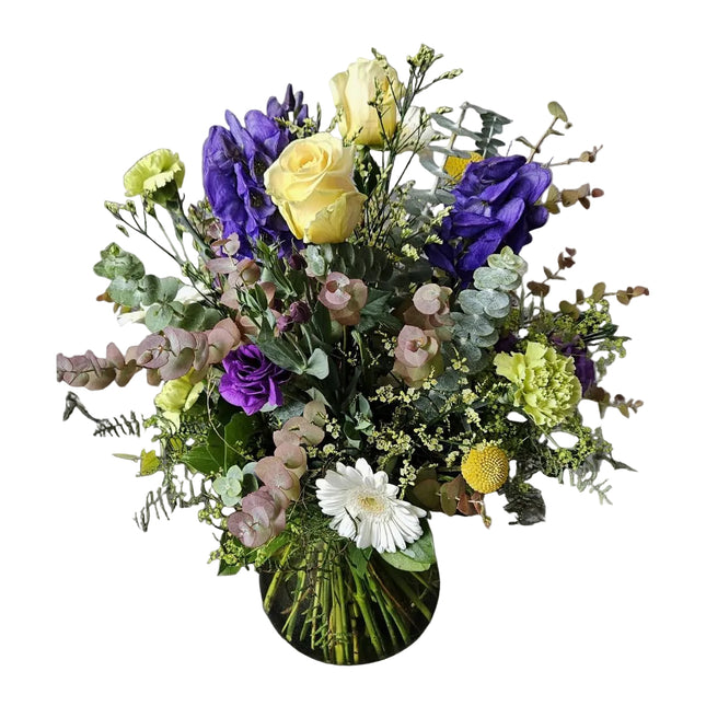 Herbststrauss mit gelben Rosen, violetten Herbstblüten, grünen Nelken und Eukalyptus