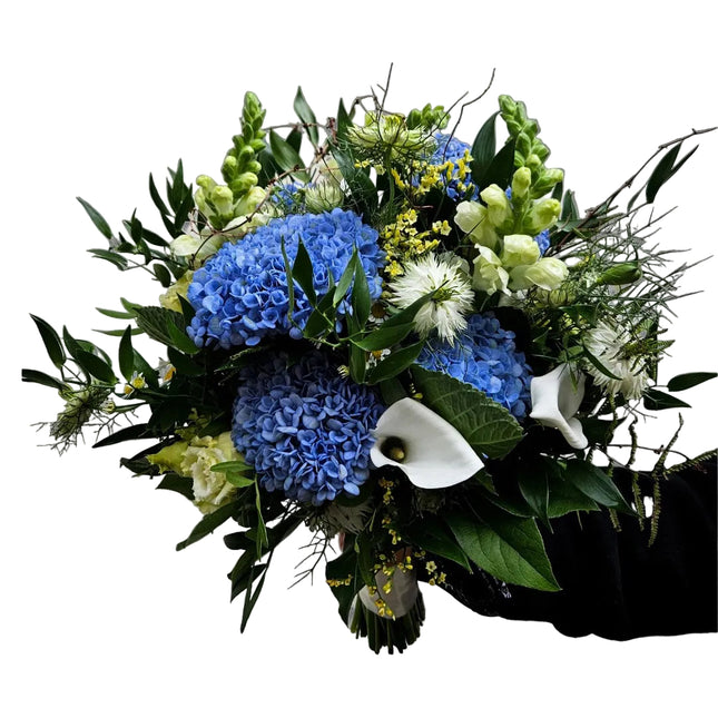 Herbstlicher Blumenstrauss mit blauen Hortensien und weissen Callas
