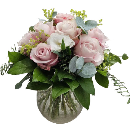 Blumenstrauss mit rosa Rosen und weissem Lisianthus mit Eukalyptus