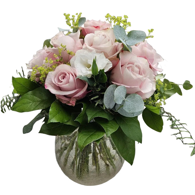 Blumenstrauss mit rosa Rosen und weissem Lisianthus mit Eukalyptus