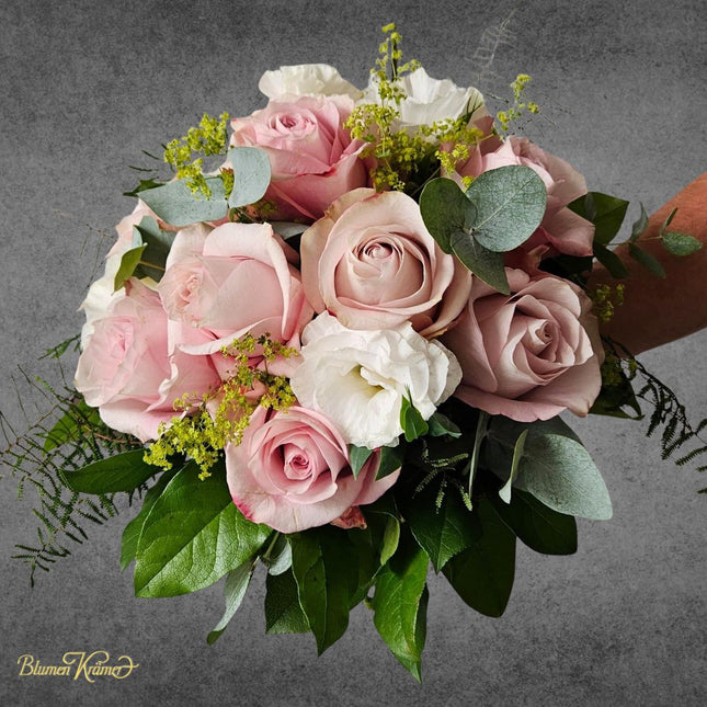 Blumenstrauss mit rosa Rosen und weissem Lisianthus mit Eukalyptus