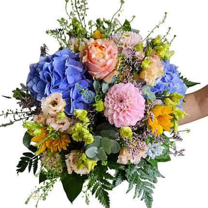 Sommerstrauss mit blauen Hortensien rosa Dahlie Rosen und Sonnenblumen online bestellen in Zürich