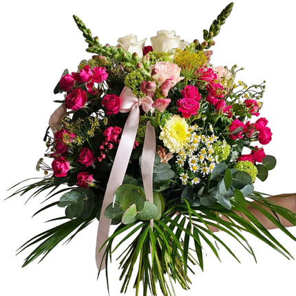 Blumenstrauss mit Rosen, Kamille und saisonalen Blumen handgebunden mit Schleife – Blumenstrauss Zürich Geschenk online bestellen