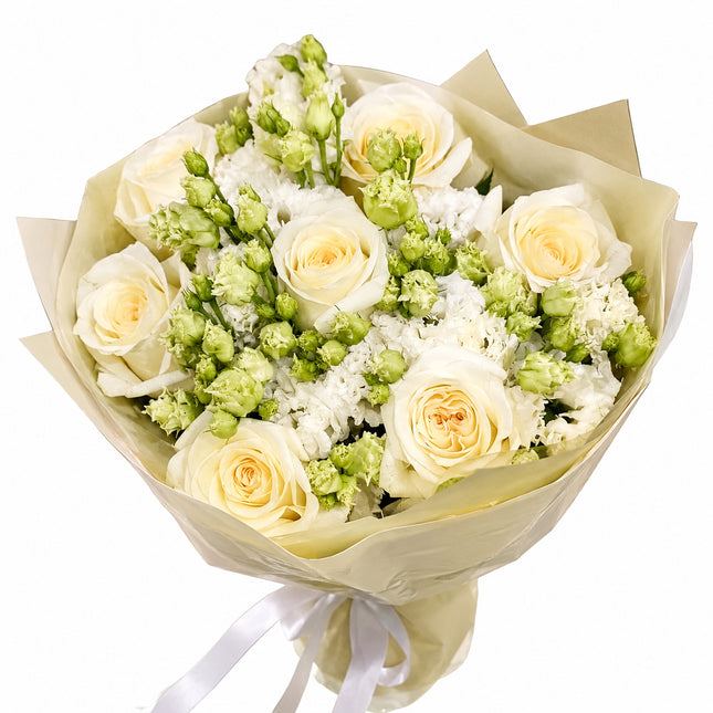Blumenstrauss mit cremefarbenen Rosen und weissem Lisianthus