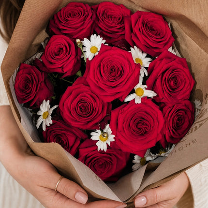 Roter Rosenstrauss mit Margeriten handgebunden im Blumenladen Zürich online kaufen