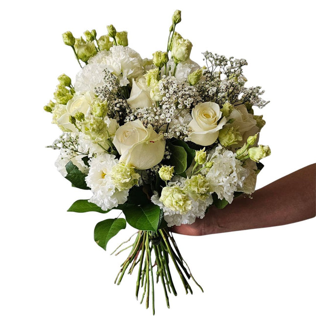 Weisser eleganter Blumenstrauss mit Rosen und saisonalen Blüten frisch gebunden in Zürich