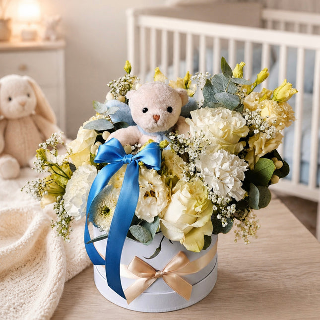 Blumenbox mit frischen Blumen und Kuschelbär als Baby Geschenk zur Geburt in Zürich online kaufen