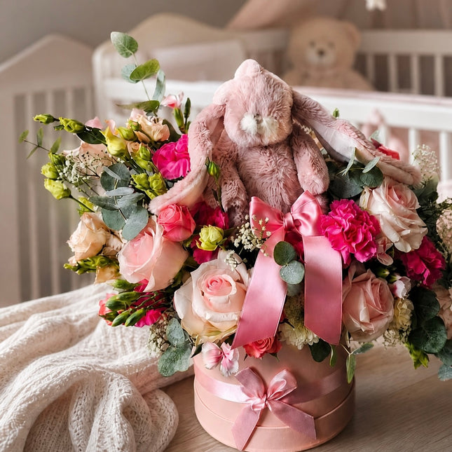 Emotionale Blumenbox mit rosa Blumen und rosa Kuschelhasen als Baby Geschenk zur Geburt Zürich