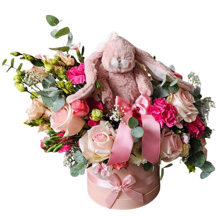 Emotionale Blumenbox mit rosa Blumen und rosa Kuschelhasen als Baby Geschenk zur Geburt Zürich