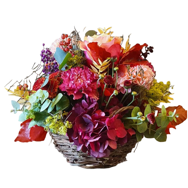 Herbstbrise Blumenkorb mit saisonalen Herbstblumen in lebendigen Herbstfarben