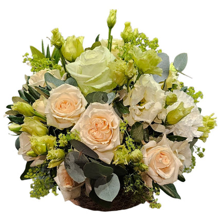 Blumenkorb Jolie mit Rosen, Lisianthus und Eukalyptus