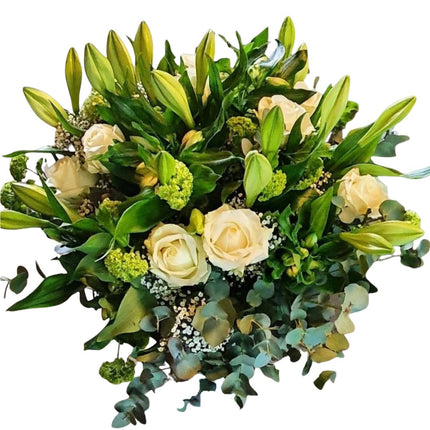 Lucky Moment Blumenstrauss mit weissen Lilien Rosen Eukalyptus und Schleierkraut