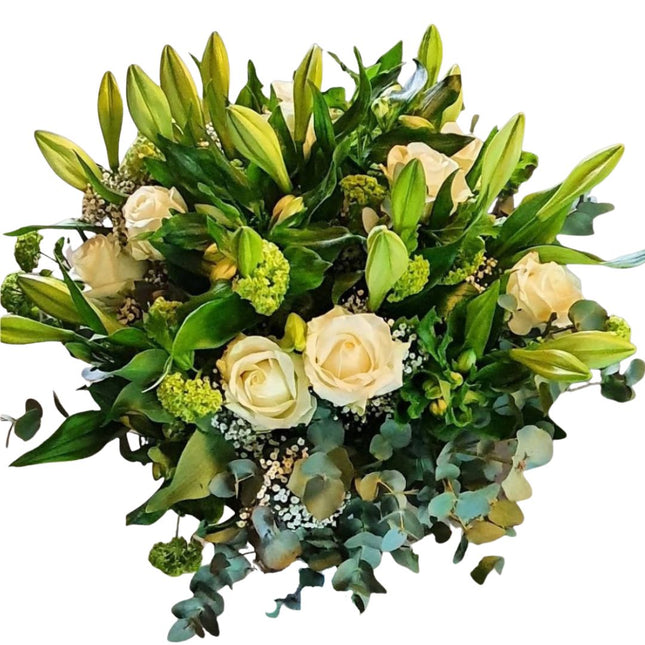 Lucky Moment Blumenstrauss mit weissen Lilien Rosen Eukalyptus und Schleierkraut