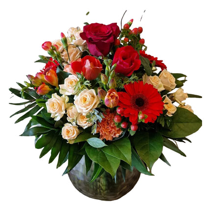 Red Surprise saisonaler Blumenstrauss mit kräftigen roten Blumen