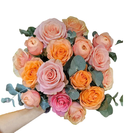 Rosenstrauss in Pastelltönen mit Eukalyptus, handgebunden im Blumenladen Zürich online kaufen