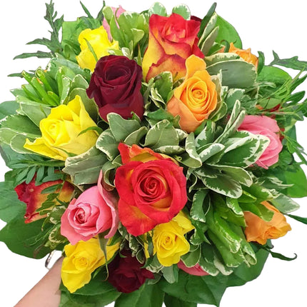 Buntes Rosensträusschen mit farbenfrohen Rosen