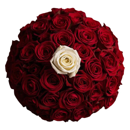 Rosenstrauss rot weiss mit einer weissen Rose im Zentrum Zürich kaufen