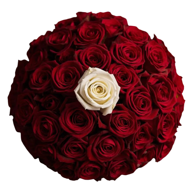 Rosenstrauss rot weiss mit einer weissen Rose im Zentrum Zürich kaufen