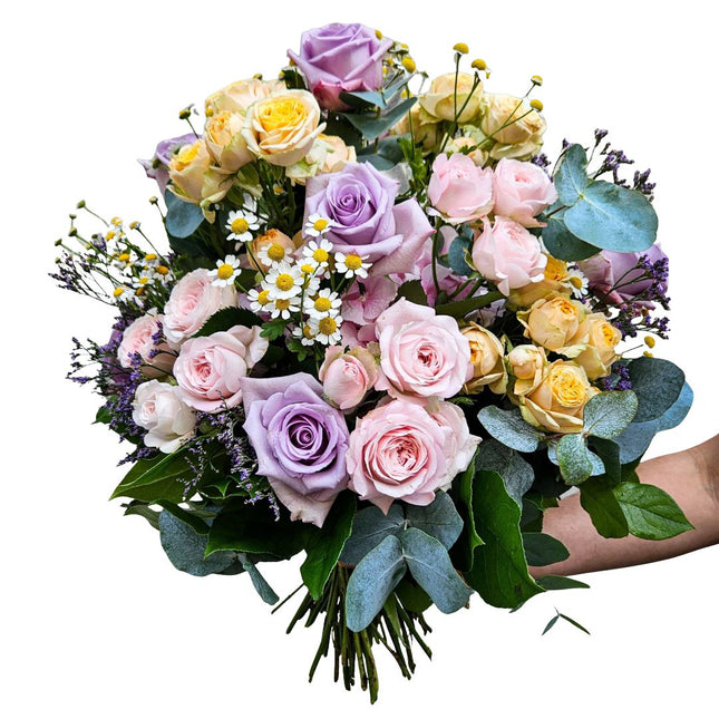 Roses Dream Rosenstrauss mit Eukalyptus und Kamille