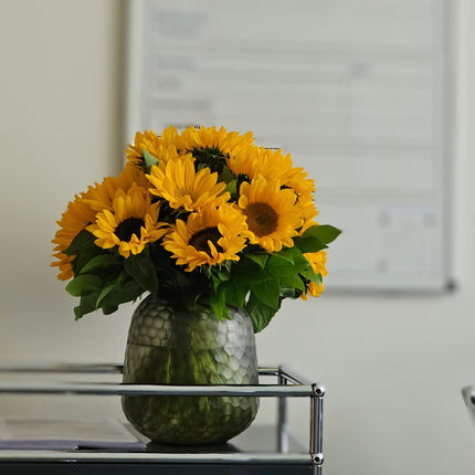 Sonnenblumenstrauss Sunny Day mit frischen gelben Sonnenblumen online bestellen in Zürich mit schneller Blumenlieferung 