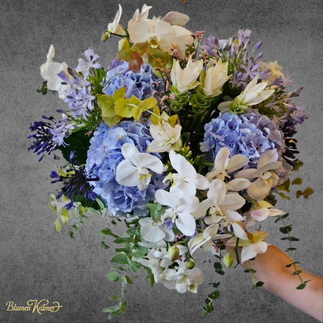 Blumenstrauss mit blauen Hortensien, frischem Eukalyptus und weissen Orchideen, geliefert in Zürich