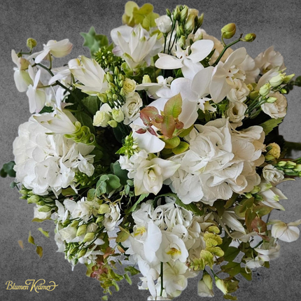 Blumenstrauss mit weissen Hortensien, frischem Eukalyptus und weissen Orchideen, geliefert in Zürich