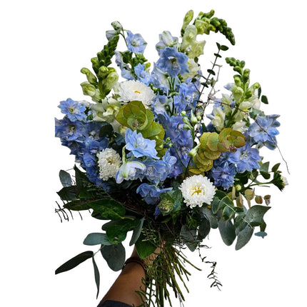 
Bloomy Blue Blumenstrauss mit Rittersporn, Löwenmäulchen, Astern und Eukalyptus in Blau-, Weiss- und Grüntönen
