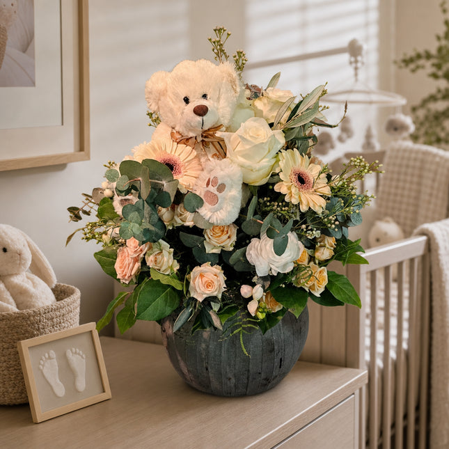 Saisonaler Blumenstrauss mit Teddy in Crème oder Braun Geschenk für Mami und Baby liefern lassen Zürich