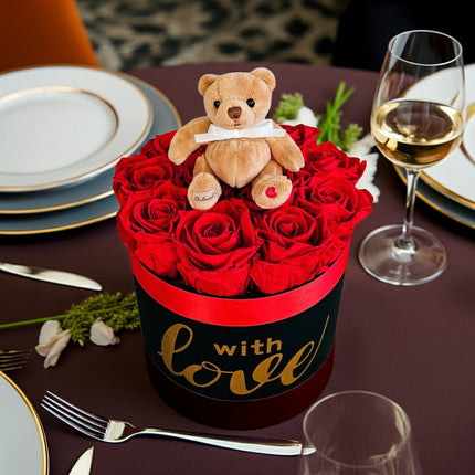 Rote Rosenbox mit Teddybär als romantisches Geschenk Blumen für date night