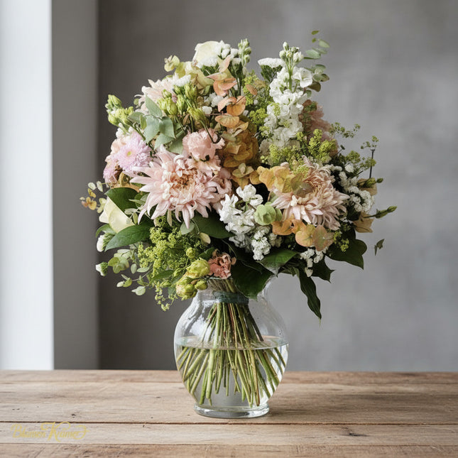 Blumenstrauss Zürich mit Chrysanthemen Eukalyptus Alchemilla und weissen Blüten handgebunden online bestellen
