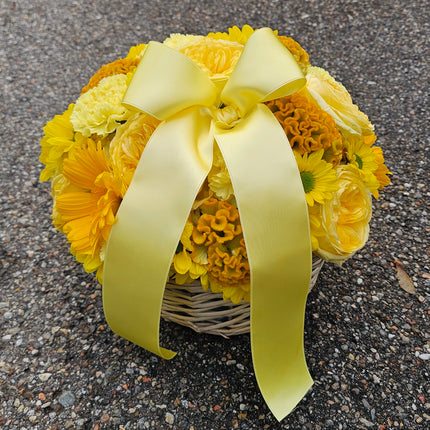 Liebevoll gestalteter gelber Blumenkorb mit edler Schleife von Blumen Krämer Zürich