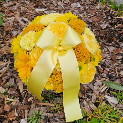 Liebevoll gestalteter gelber Blumenkorb mit edler Schleife von Blumen Krämer Zürich