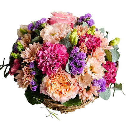 Herbstkörbli mit Chrysanthemen, Rosen, Nelken und Lisianthus in warmen Herbstfarben